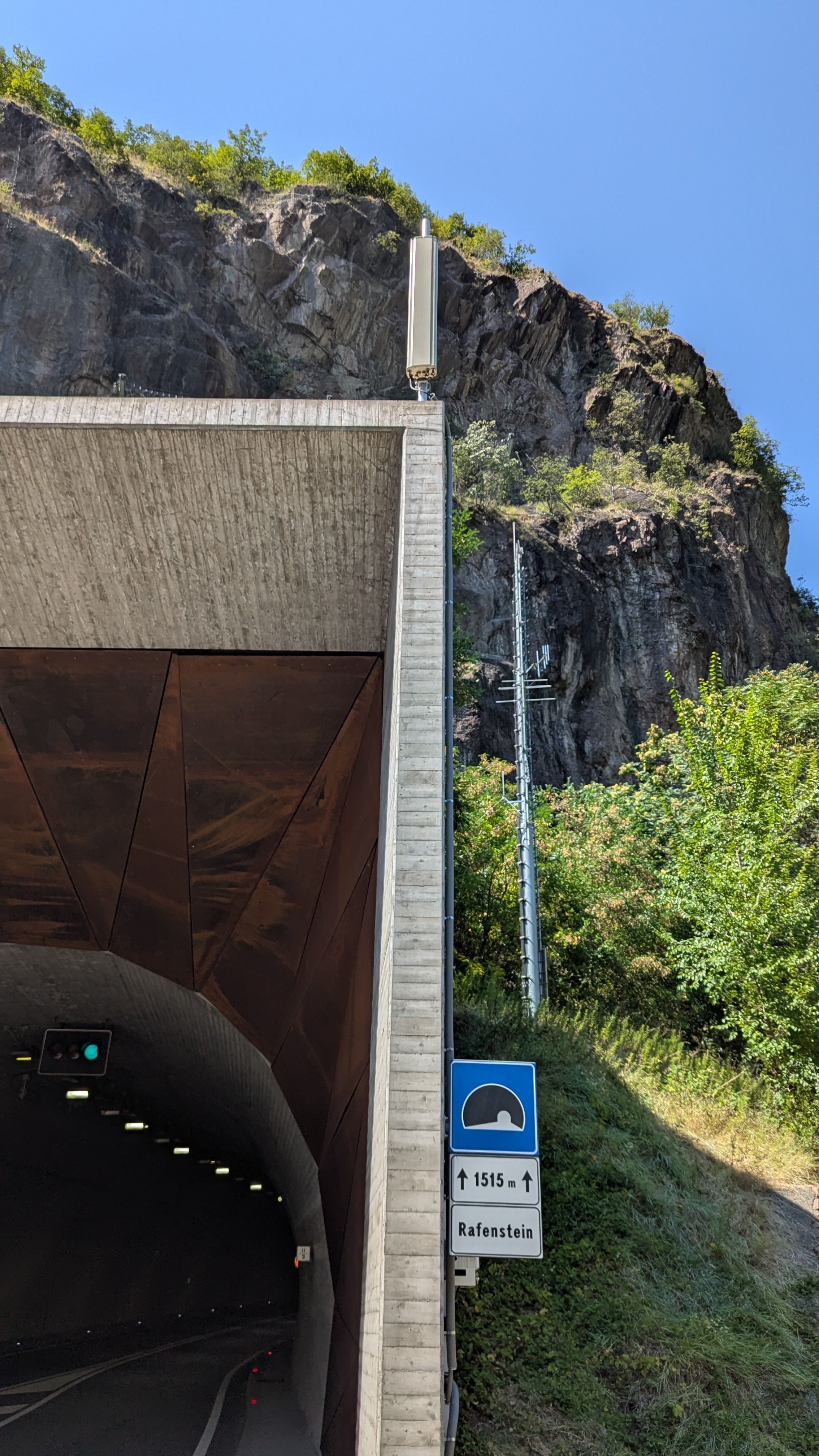 Die Außenantenne am Südportal im August 2026