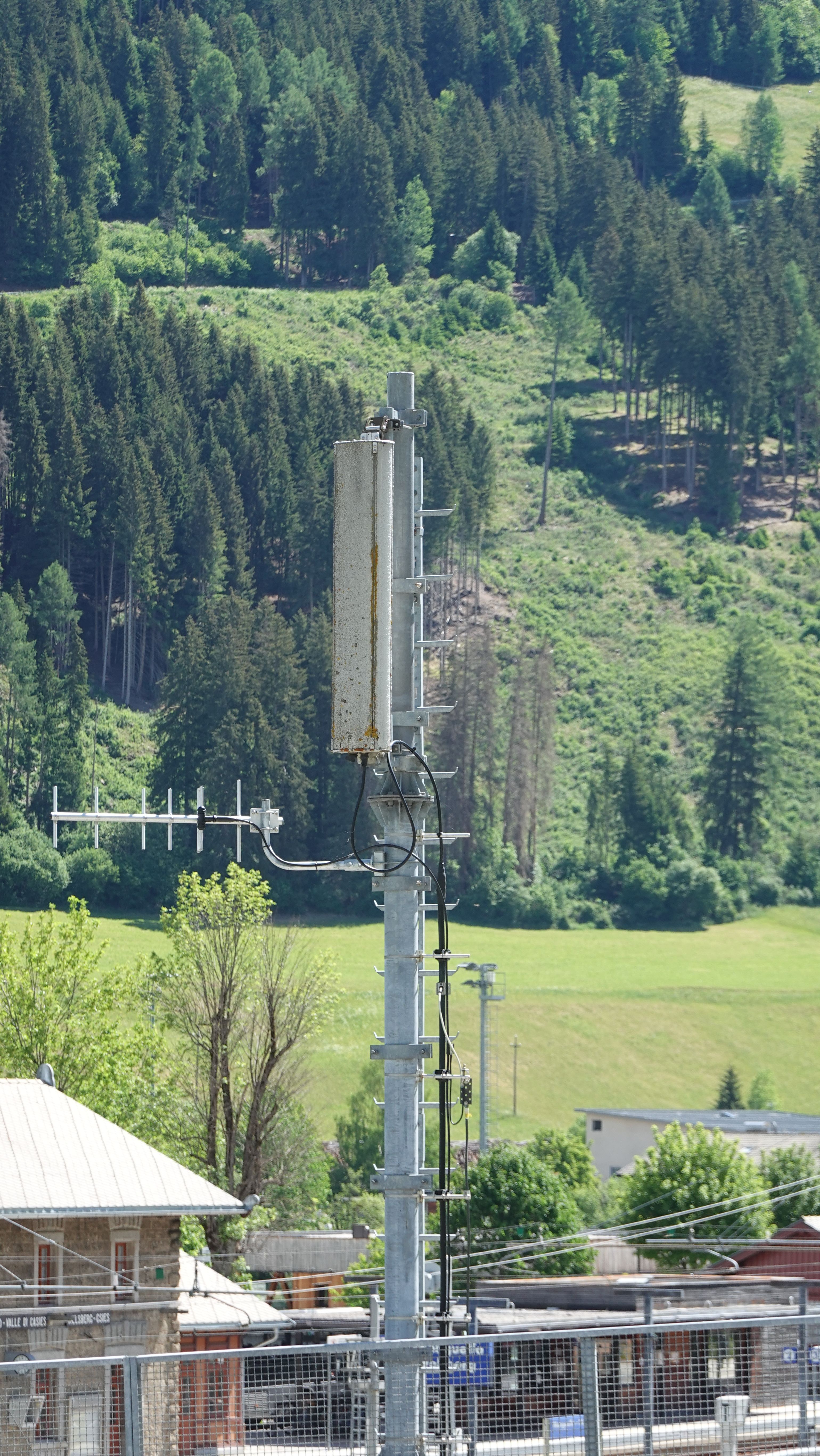 Die Antennen in Richtung Tunnelportal Ost im Juni 2026