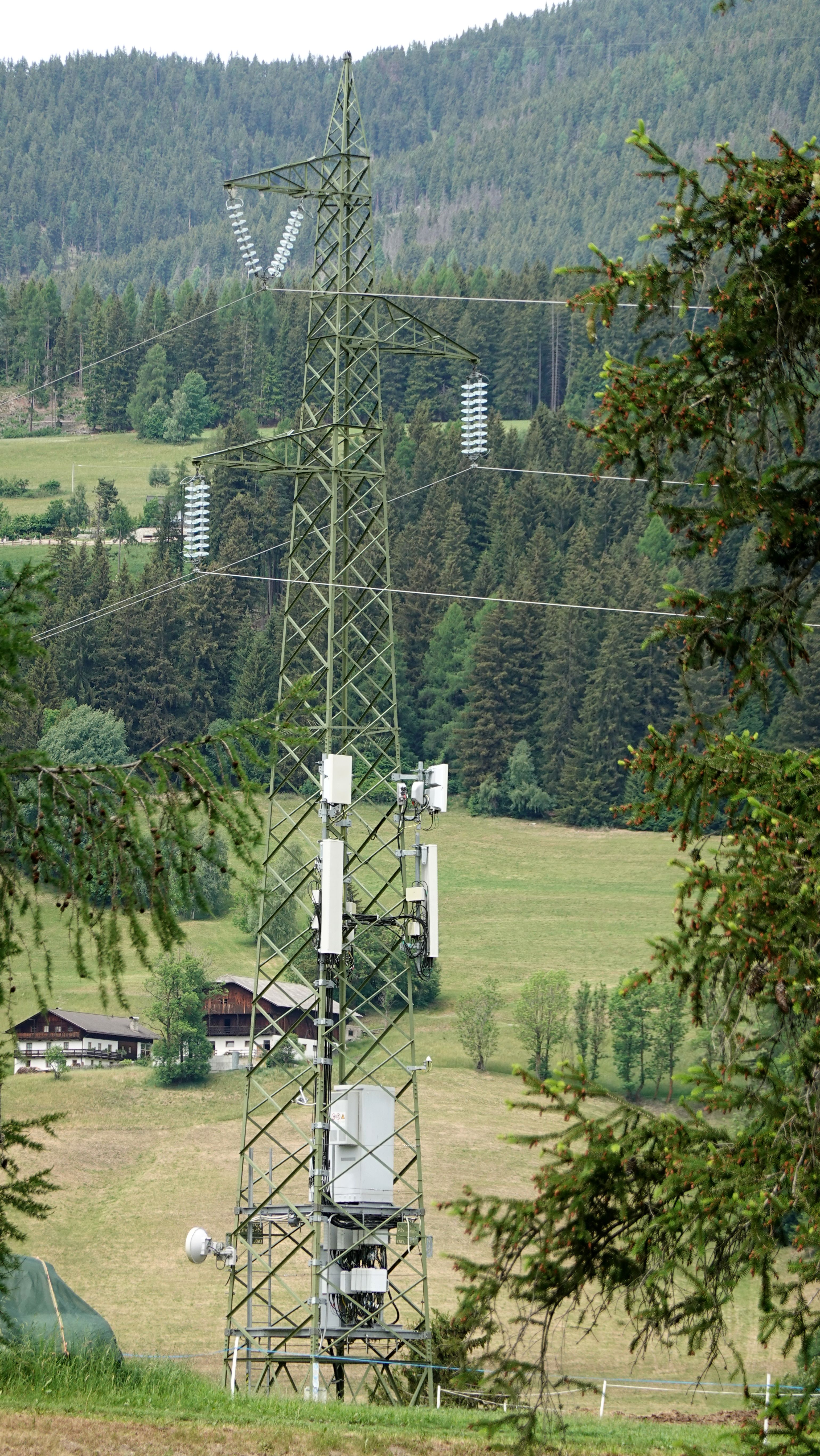 Die Antennen auf dem Hochspannungsmast im Juni 2026
